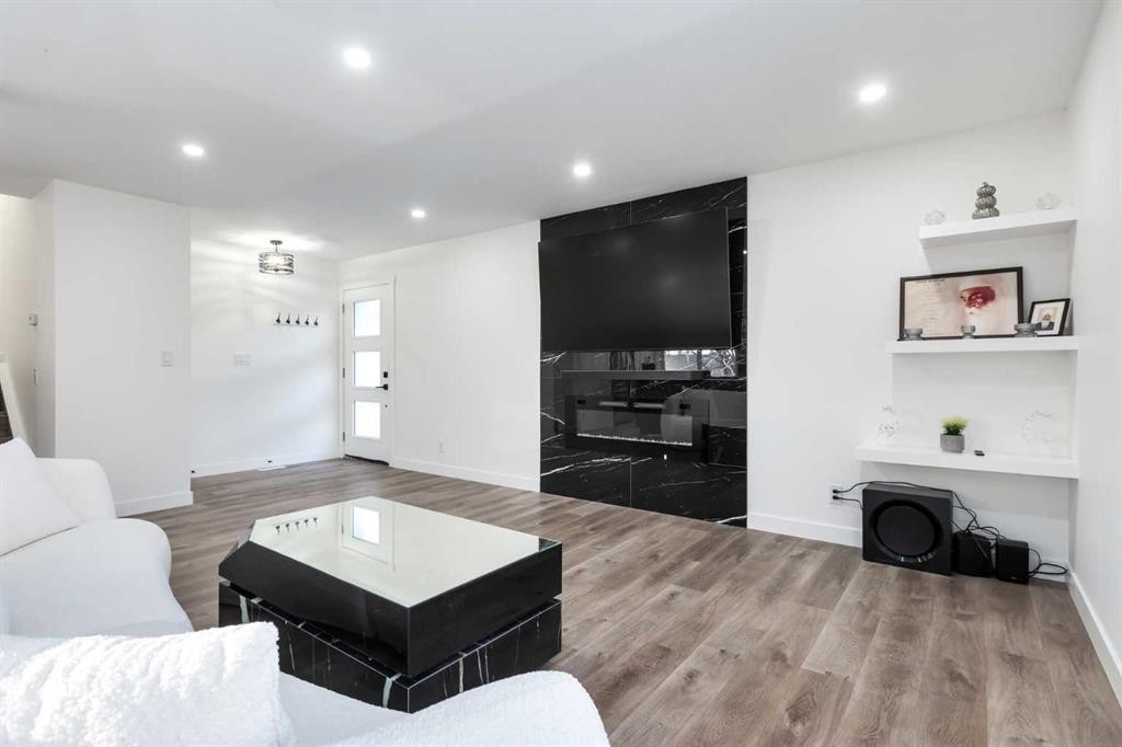 6163 Penworth Road Se, Calgary, AB - Indoor Photo Showing Living Room