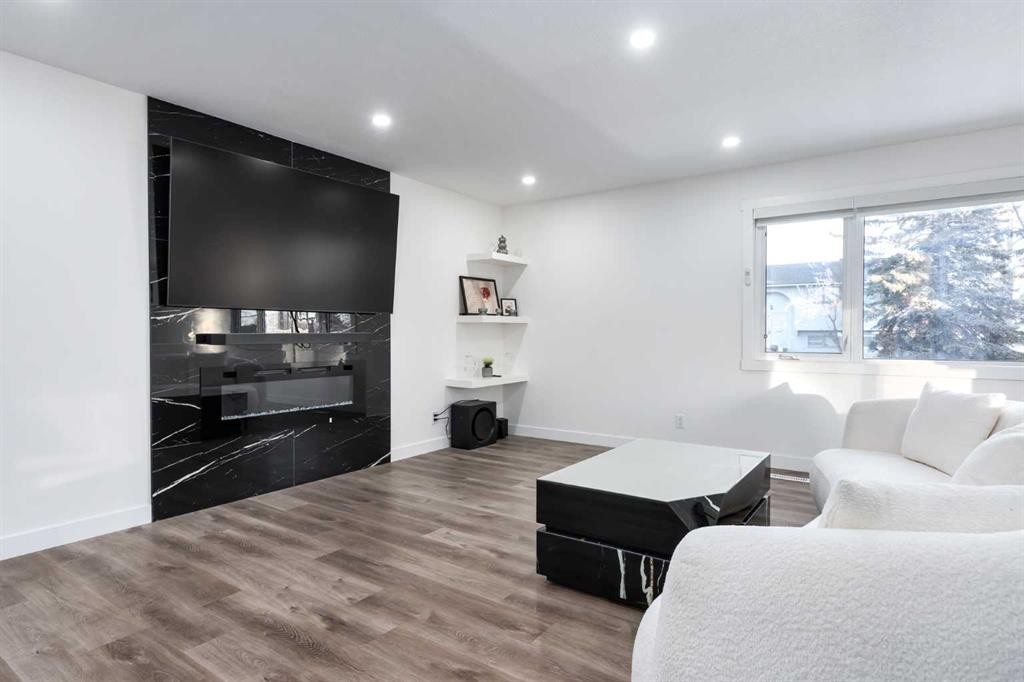 6163 Penworth Road Se, Calgary, AB - Indoor Photo Showing Living Room