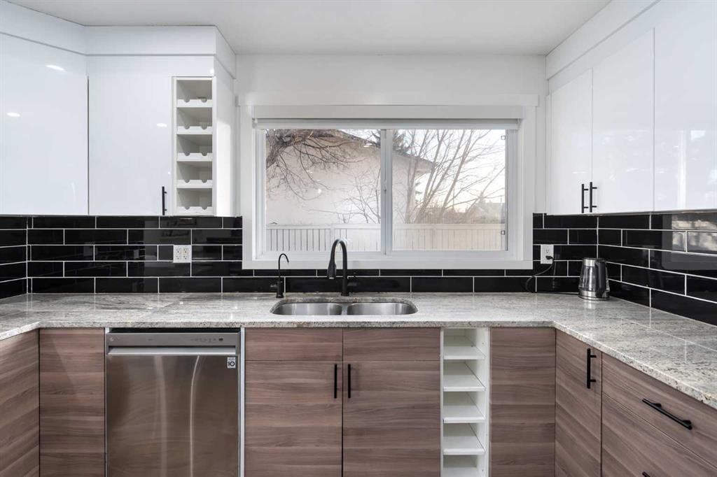 6163 Penworth Road Se, Calgary, AB - Indoor Photo Showing Kitchen With Double Sink With Upgraded Kitchen