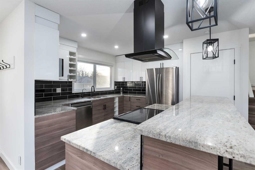 6163 Penworth Road Se, Calgary, AB - Indoor Photo Showing Kitchen With Upgraded Kitchen