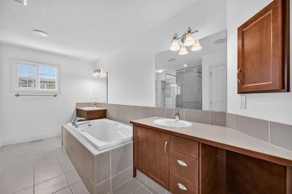 182 Cranarch Place Se, Calgary, AB - Indoor Photo Showing Bathroom