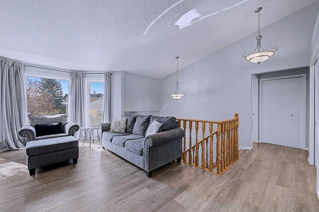 24 Sunlake Circle Se, Calgary, AB - Indoor Photo Showing Living Room