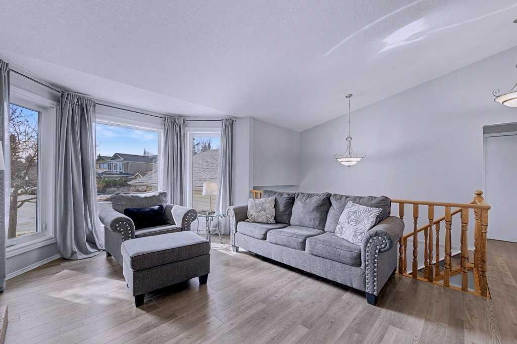 24 Sunlake Circle Se, Calgary, AB - Indoor Photo Showing Living Room