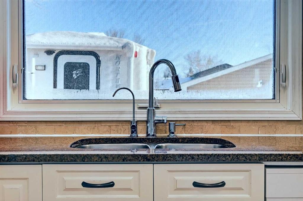 168 Midlake Boulevard Se, Calgary, AB - Indoor Photo Showing Kitchen With Double Sink