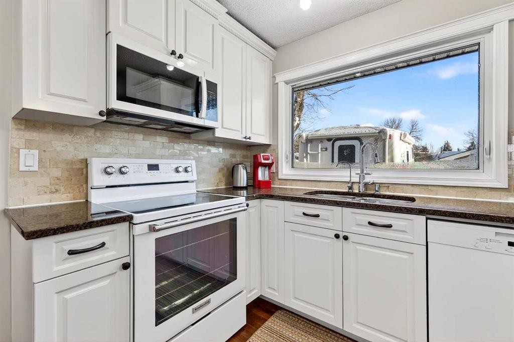 168 Midlake Boulevard Se, Calgary, AB - Indoor Photo Showing Kitchen