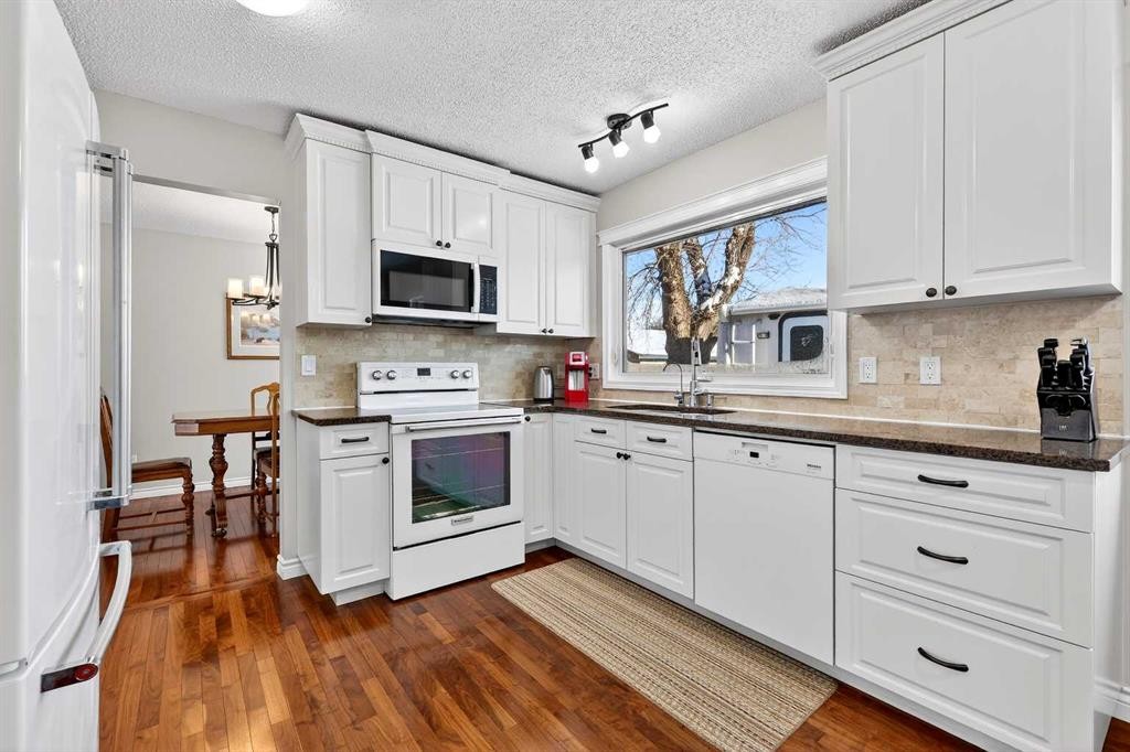 168 Midlake Boulevard Se, Calgary, AB - Indoor Photo Showing Kitchen