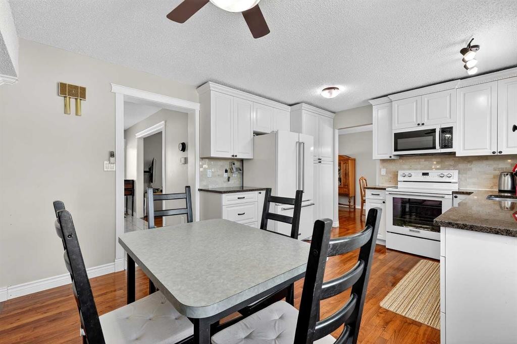 168 Midlake Boulevard Se, Calgary, AB - Indoor Photo Showing Kitchen With Double Sink