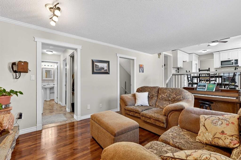 168 Midlake Boulevard Se, Calgary, AB - Indoor Photo Showing Living Room