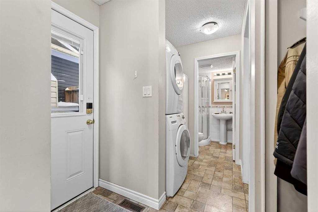 168 Midlake Boulevard Se, Calgary, AB - Indoor Photo Showing Laundry Room