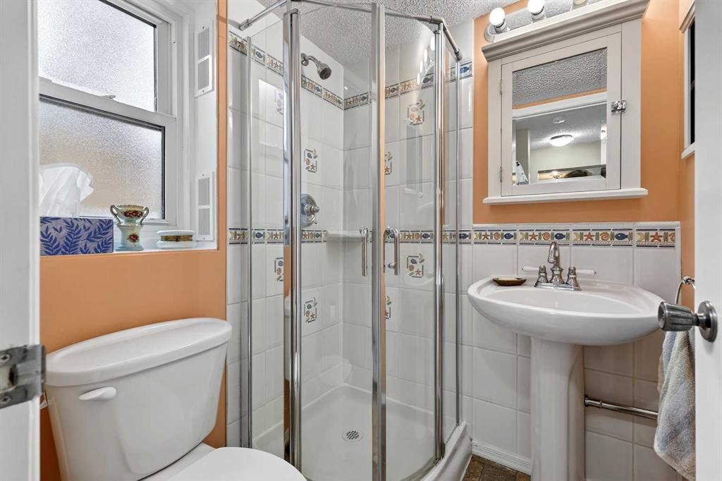 168 Midlake Boulevard Se, Calgary, AB - Indoor Photo Showing Bathroom