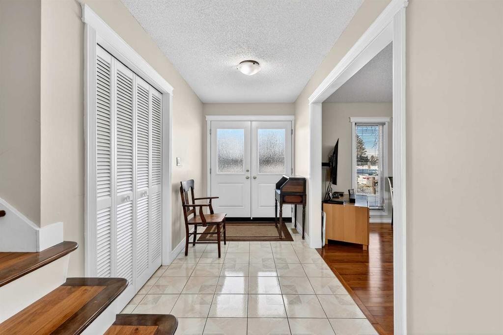 168 Midlake Boulevard Se, Calgary, AB - Indoor Photo Showing Other Room
