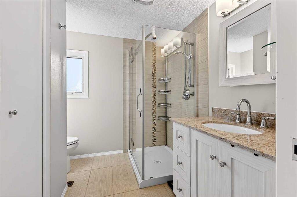 168 Midlake Boulevard Se, Calgary, AB - Indoor Photo Showing Bathroom