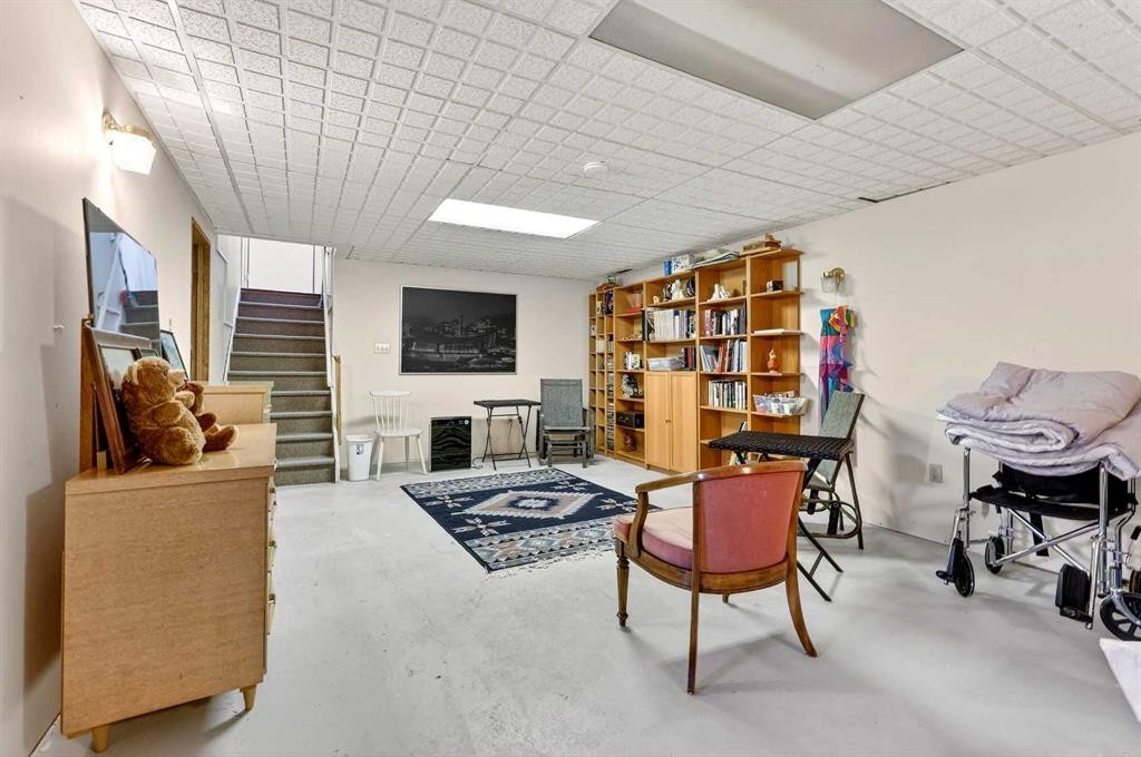 168 Midlake Boulevard Se, Calgary, AB - Indoor