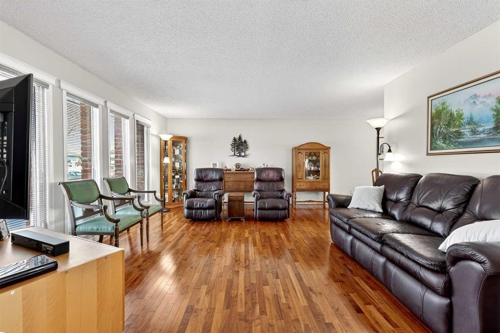 168 Midlake Boulevard Se, Calgary, AB - Indoor Photo Showing Living Room