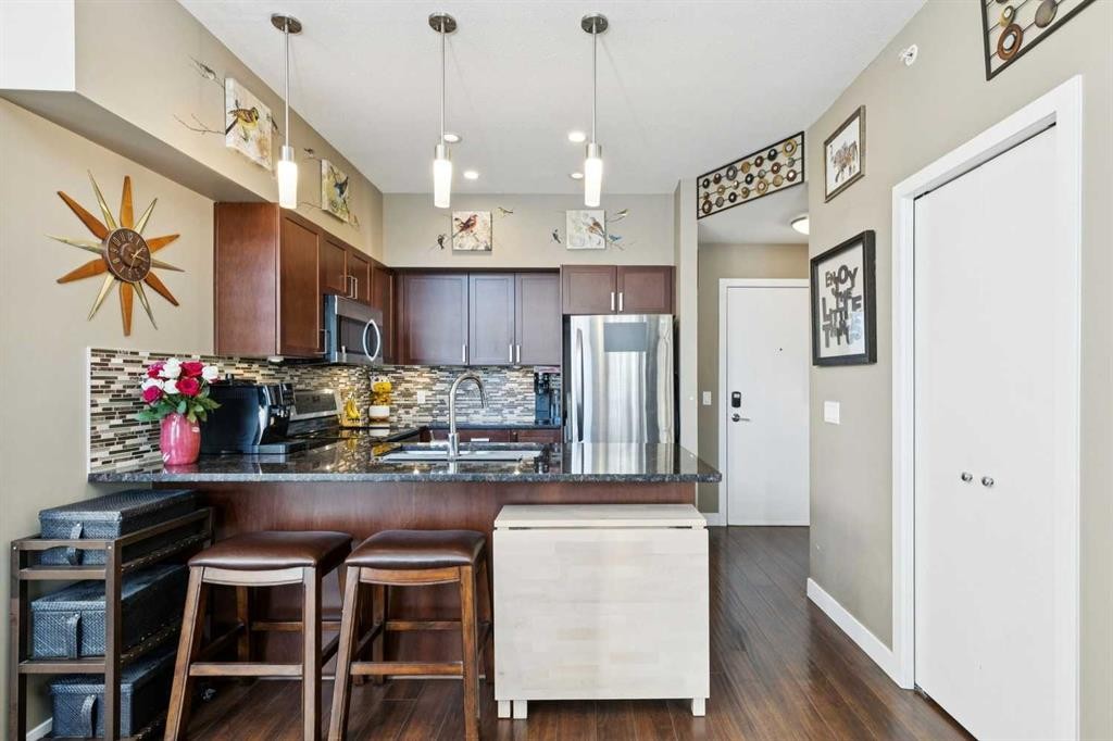 411-4303 1 Street Ne, Calgary, AB - Indoor Photo Showing Kitchen With Stainless Steel Kitchen With Upgraded Kitchen