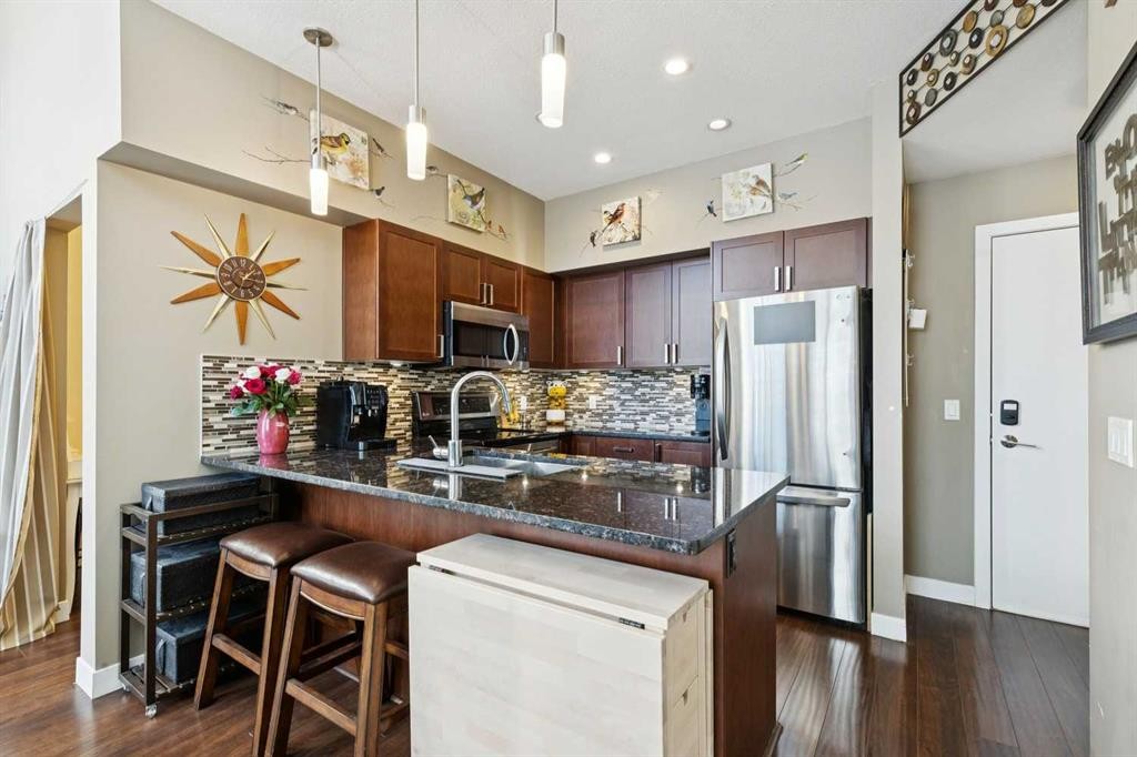 411-4303 1 Street Ne, Calgary, AB - Indoor Photo Showing Kitchen With Stainless Steel Kitchen With Upgraded Kitchen