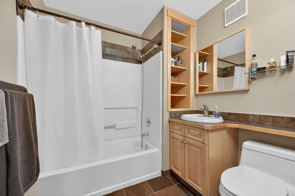 353 Regal Park Ne, Calgary, AB - Indoor Photo Showing Bathroom
