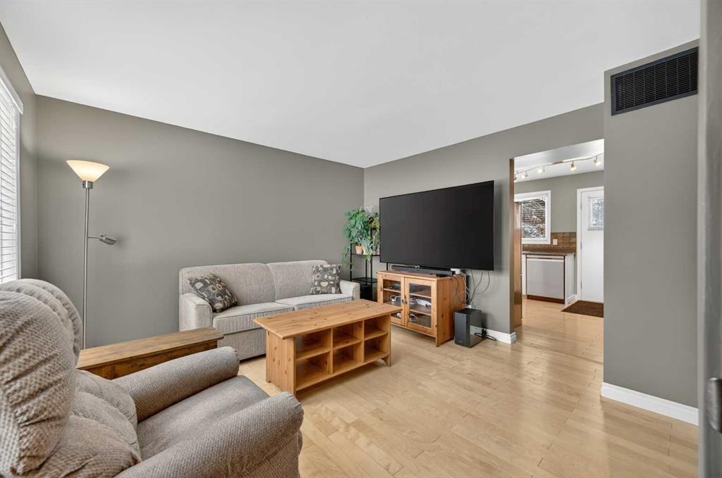 353 Regal Park Ne, Calgary, AB - Indoor Photo Showing Living Room