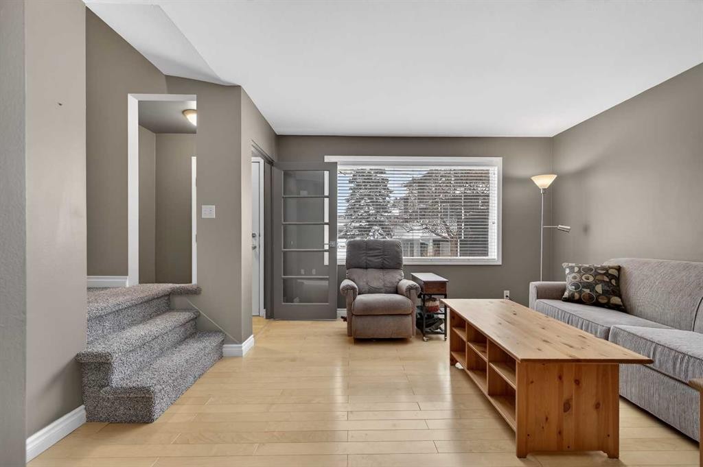 353 Regal Park Ne, Calgary, AB - Indoor Photo Showing Living Room