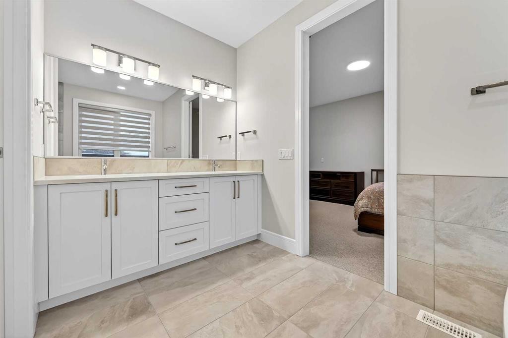 95 Rock Lake View Nw, Calgary, AB - Indoor Photo Showing Bathroom