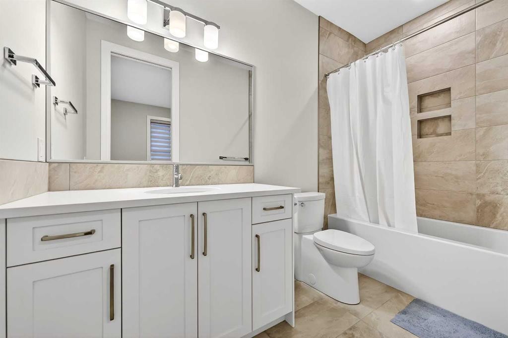 95 Rock Lake View Nw, Calgary, AB - Indoor Photo Showing Bathroom