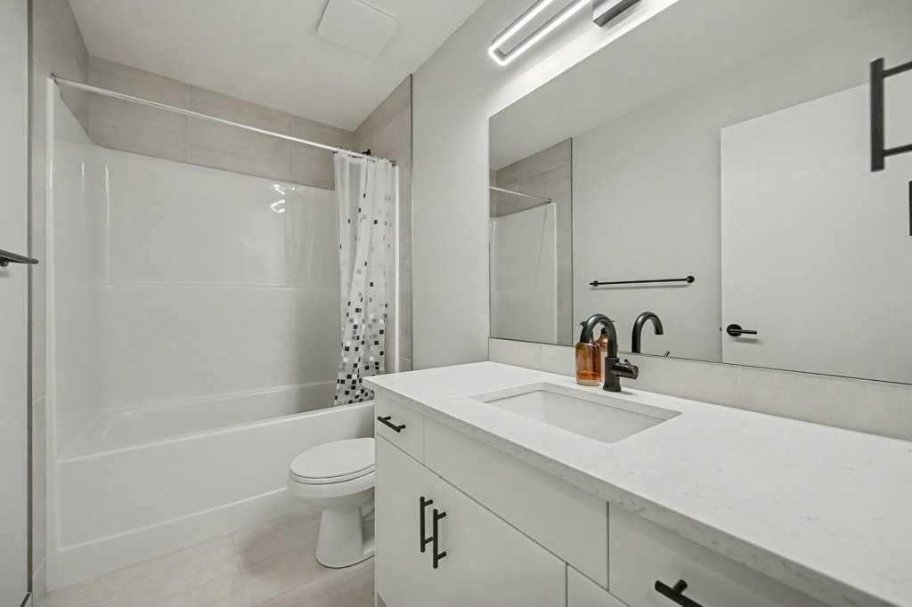 123 Treeline View Sw, Calgary, AB - Indoor Photo Showing Bathroom
