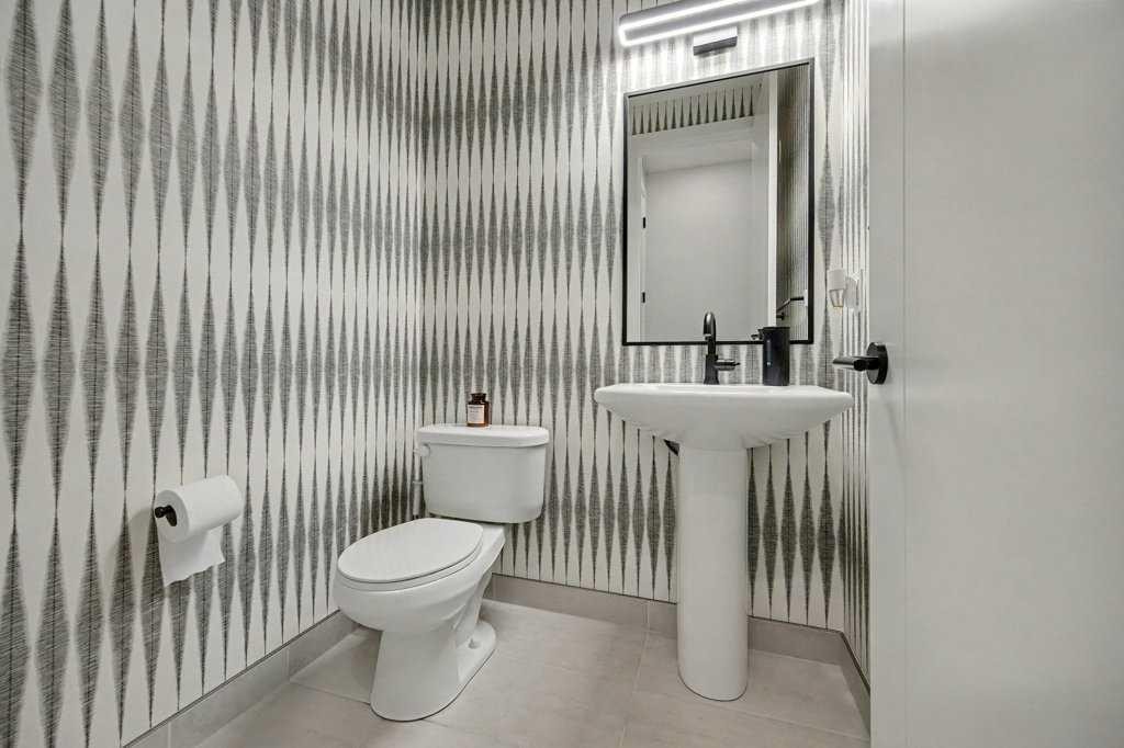 123 Treeline View Sw, Calgary, AB - Indoor Photo Showing Bathroom