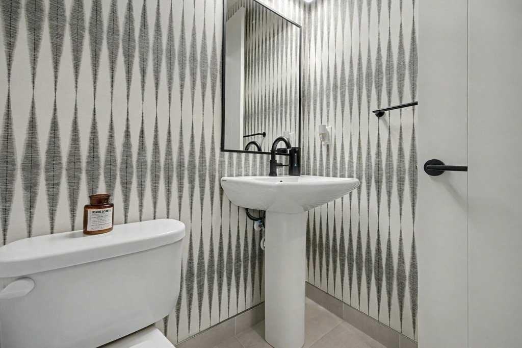 123 Treeline View Sw, Calgary, AB - Indoor Photo Showing Bathroom