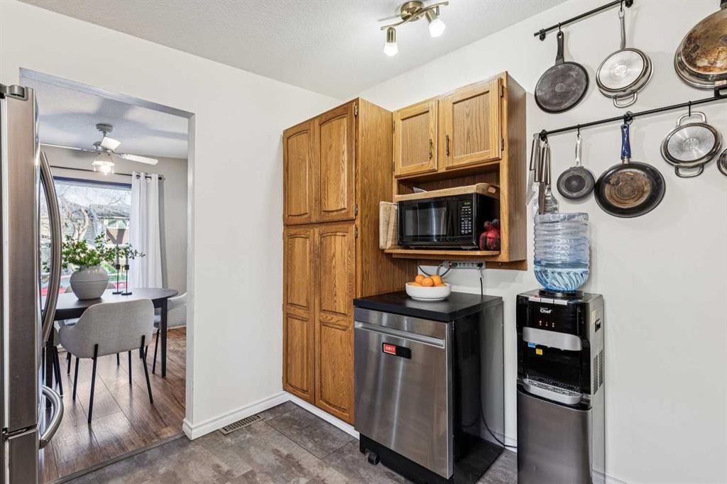 23 Dovercliffe Way Se, Calgary, AB - Indoor Photo Showing Kitchen
