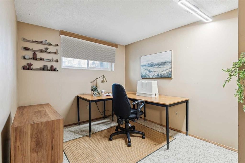 23 Dovercliffe Way Se, Calgary, AB - Indoor Photo Showing Office