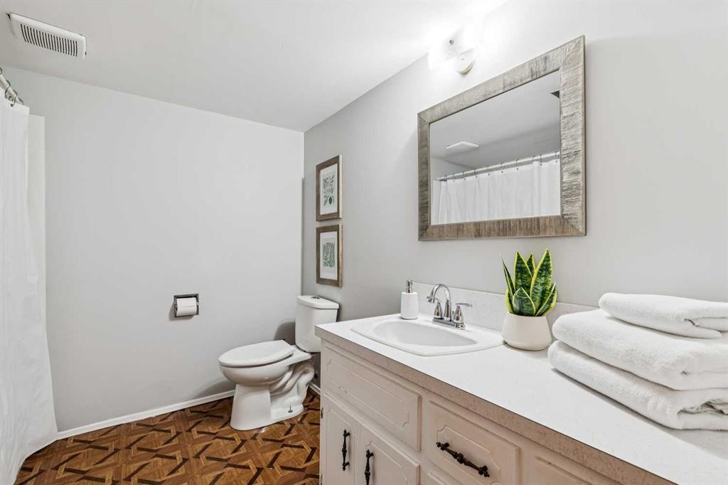 23 Dovercliffe Way Se, Calgary, AB - Indoor Photo Showing Bathroom
