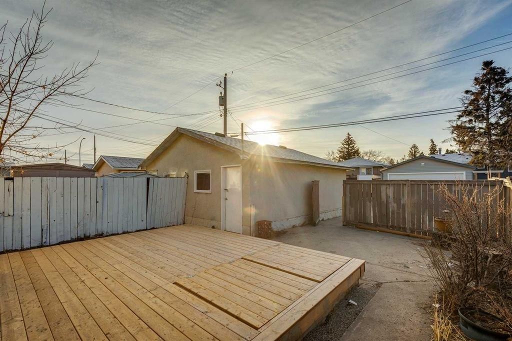 23 Dovercliffe Way Se, Calgary, AB - Outdoor With Deck Patio Veranda