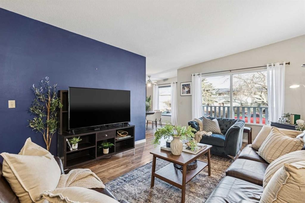 23 Dovercliffe Way Se, Calgary, AB - Indoor Photo Showing Living Room