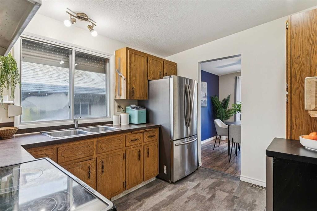 23 Dovercliffe Way Se, Calgary, AB - Indoor Photo Showing Kitchen With Double Sink