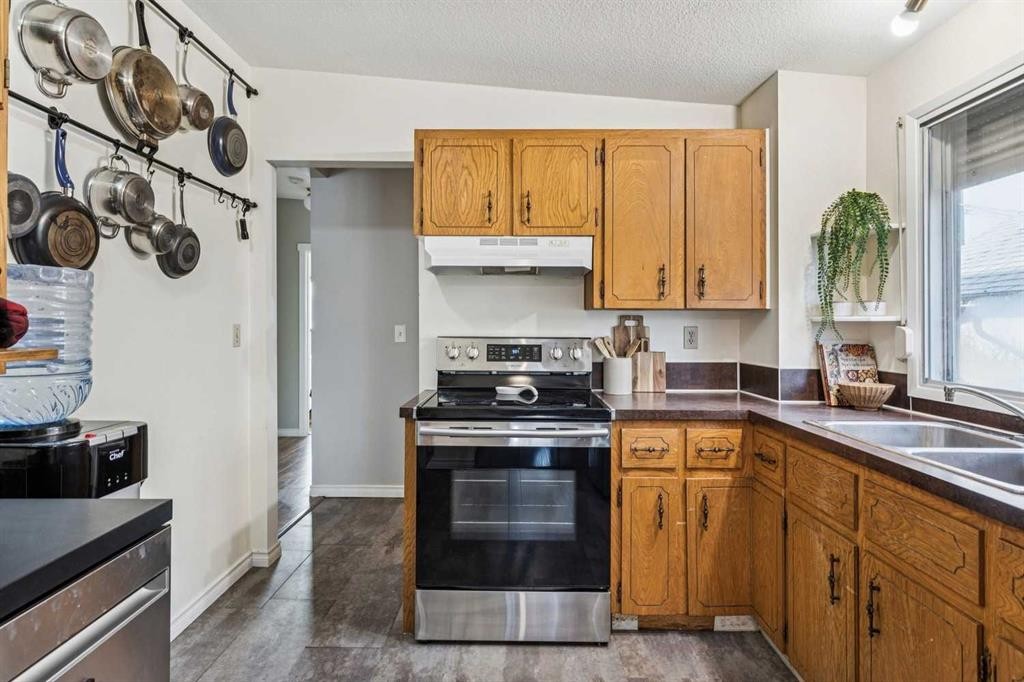 23 Dovercliffe Way Se, Calgary, AB - Indoor Photo Showing Kitchen With Double Sink
