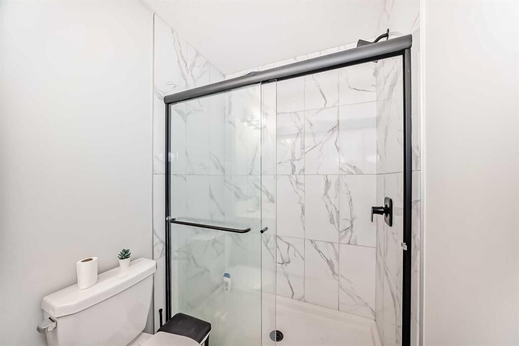 30 Evanscrest Park Nw, Calgary, AB - Indoor Photo Showing Bathroom