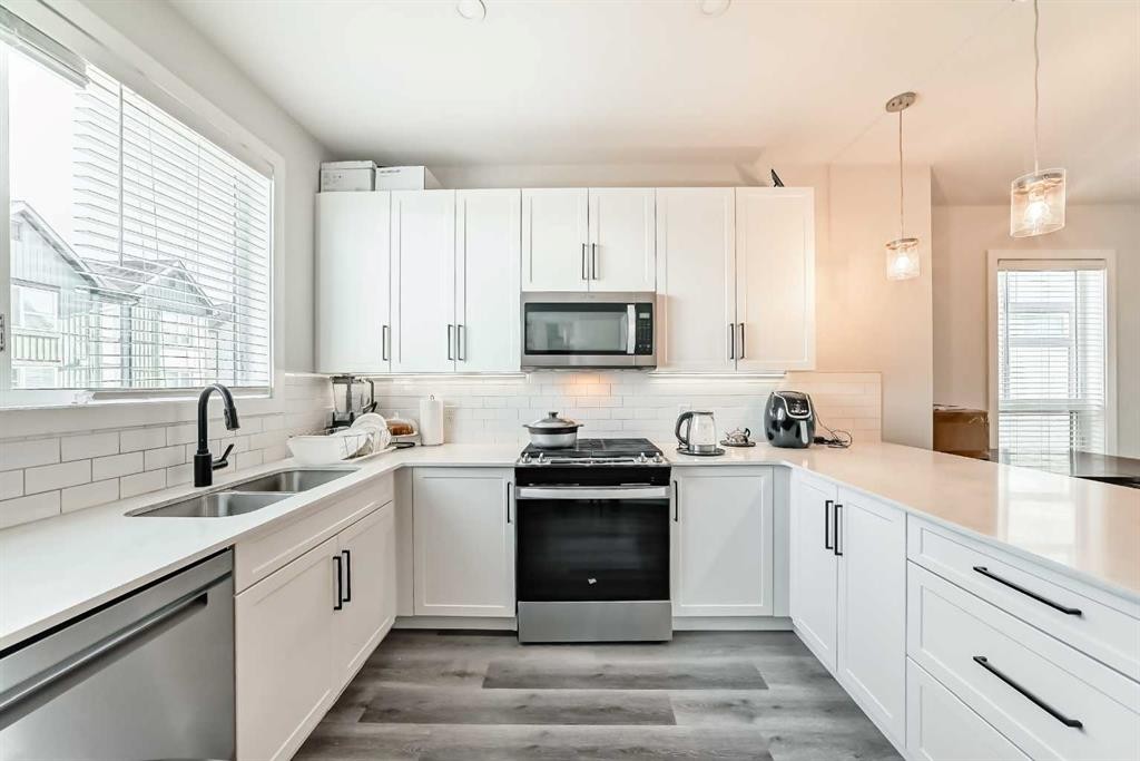 30 Evanscrest Park Nw, Calgary, AB - Indoor Photo Showing Kitchen With Double Sink With Upgraded Kitchen