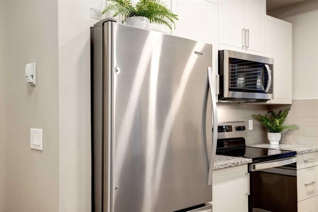 316-30 Mahogany Mews Se, Calgary, AB - Indoor Photo Showing Kitchen With Upgraded Kitchen