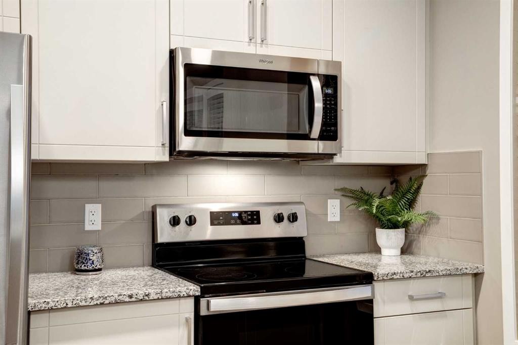 316-30 Mahogany Mews Se, Calgary, AB - Indoor Photo Showing Kitchen With Upgraded Kitchen