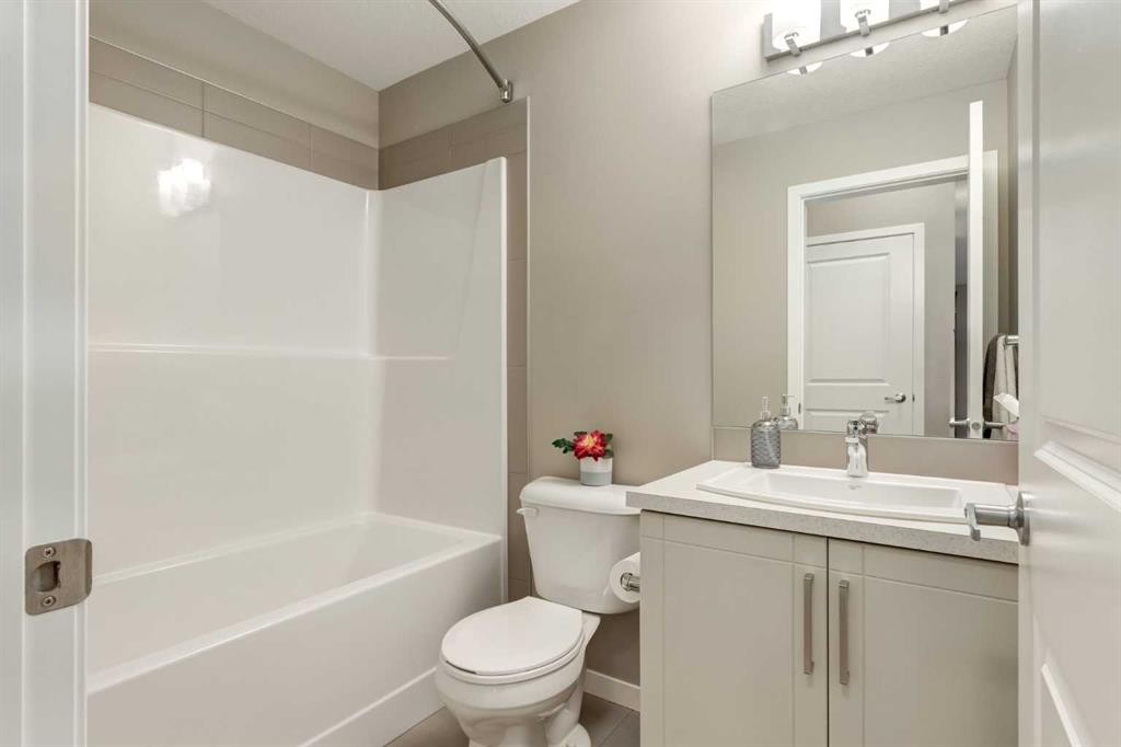 316-30 Mahogany Mews Se, Calgary, AB - Indoor Photo Showing Bathroom