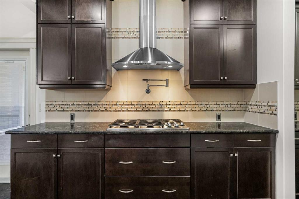 151 Mahogany Bay Se, Calgary, AB - Indoor Photo Showing Kitchen