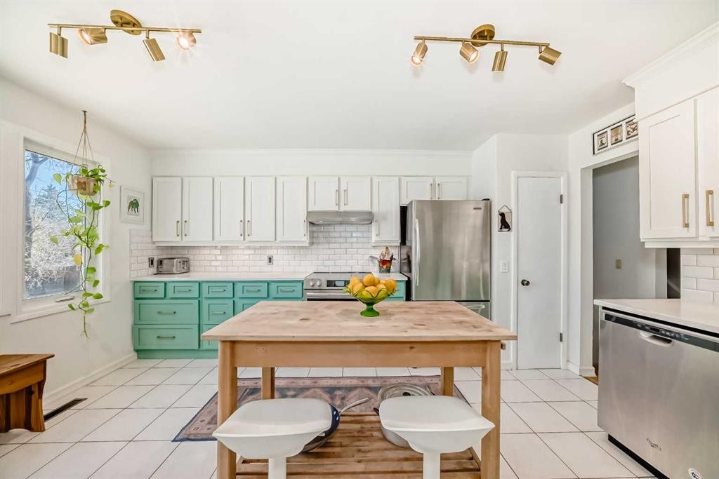 91 Chisholm Crescent Nw, Calgary, AB - Indoor Photo Showing Kitchen