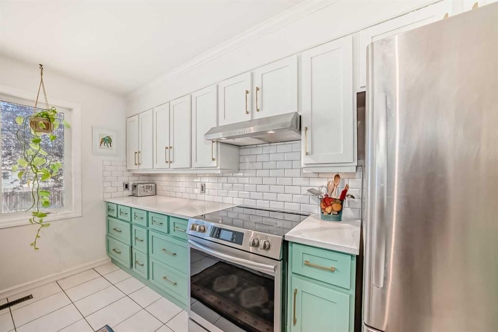 91 Chisholm Crescent Nw, Calgary, AB - Indoor Photo Showing Kitchen With Upgraded Kitchen