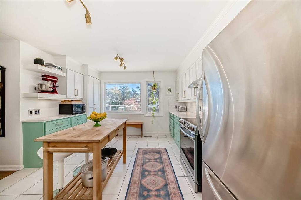 91 Chisholm Crescent Nw, Calgary, AB - Indoor Photo Showing Kitchen