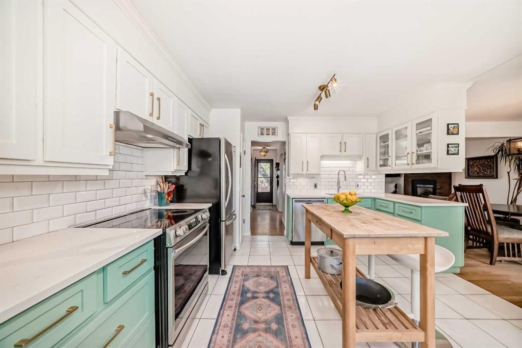 91 Chisholm Crescent Nw, Calgary, AB - Indoor Photo Showing Kitchen