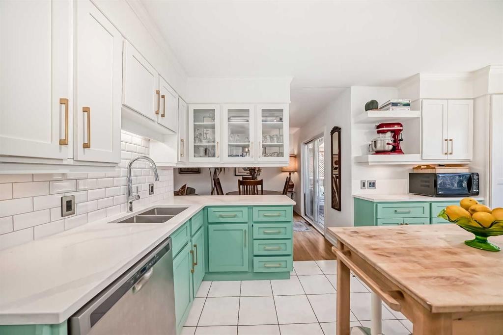 91 Chisholm Crescent Nw, Calgary, AB - Indoor Photo Showing Kitchen With Double Sink