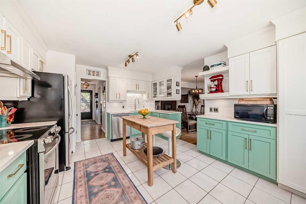 91 Chisholm Crescent Nw, Calgary, AB - Indoor Photo Showing Kitchen