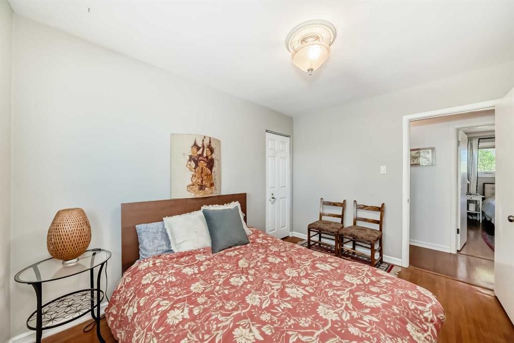 91 Chisholm Crescent Nw, Calgary, AB - Indoor Photo Showing Bedroom