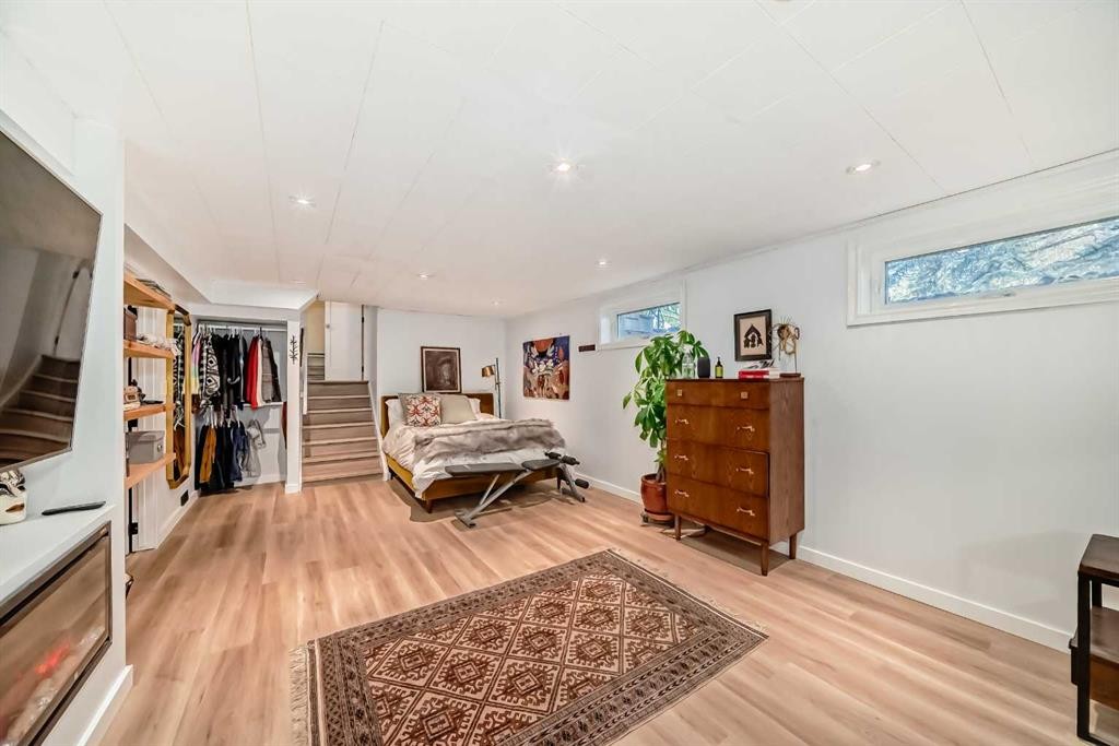 91 Chisholm Crescent Nw, Calgary, AB - Indoor Photo Showing Other Room