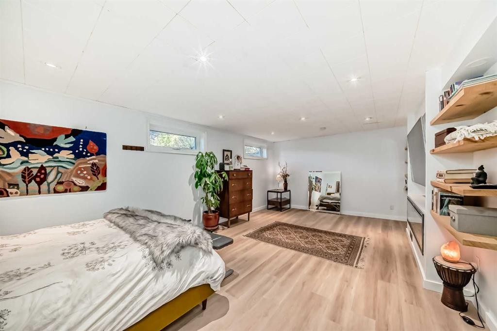91 Chisholm Crescent Nw, Calgary, AB - Indoor Photo Showing Bedroom